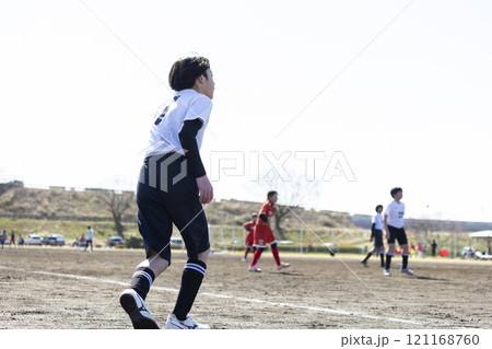 サッカーをする小学生チーム 121168760