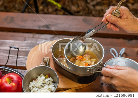 アウトドアでスキレット料理　Outdoor dishes made in an iron pan 121690981