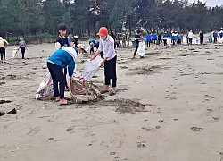 Vợ chồng cùng đi nhặt rác khắp nơi, truyền cảm hứng cho nhiều người