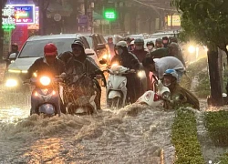 Mưa lớn trong 2 giờ, cô gái chạy xe máy ngã nhào khi qua 'rốn ngập' ở Đồng Nai