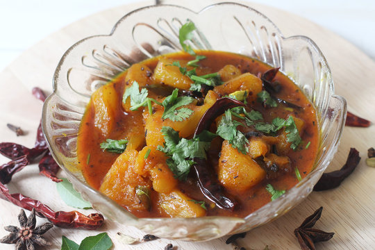 Asian vegetarian cuisine, Pineapple curry to eat with rice