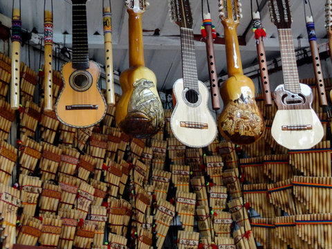 venta de instrumentos musicales artesanales en un mercado de Perú