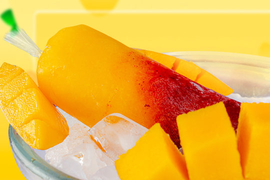 Bolis de mango con chile fondo amarilo. Bolis, hielito,naranjú, congelada, juguito congelado, bolis, bolillobolo, chupichupi, saborín, bambino, bollos, duro frío, raspaíto, chupps, helado en bolsita