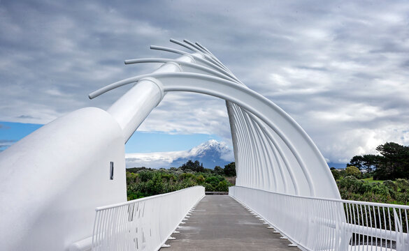 Te Rewa Rewa Bridge Bridge across the Waiwhakaiho River in New Plymouth, New Zealand. Modern architecture