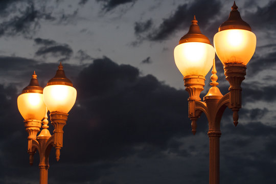 Cuatro farolas encendidas en la noche