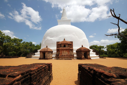 Kiri Vihara Stupa, Polonnaruwa, Sri Lanka