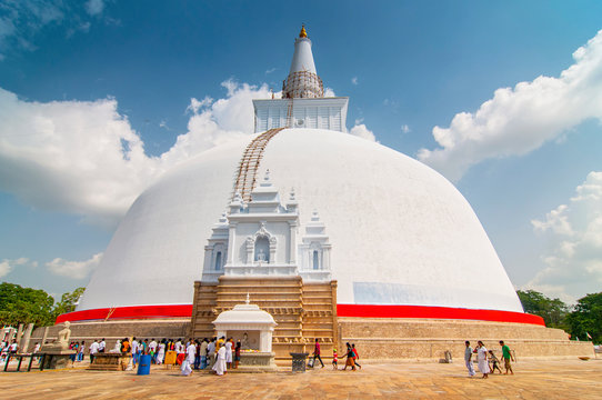 Ruwanweliseya, Maha Thupa or Great Stupa, Unesco World Heritage Site, Anuradhapura, Sri Lanka, Asia.