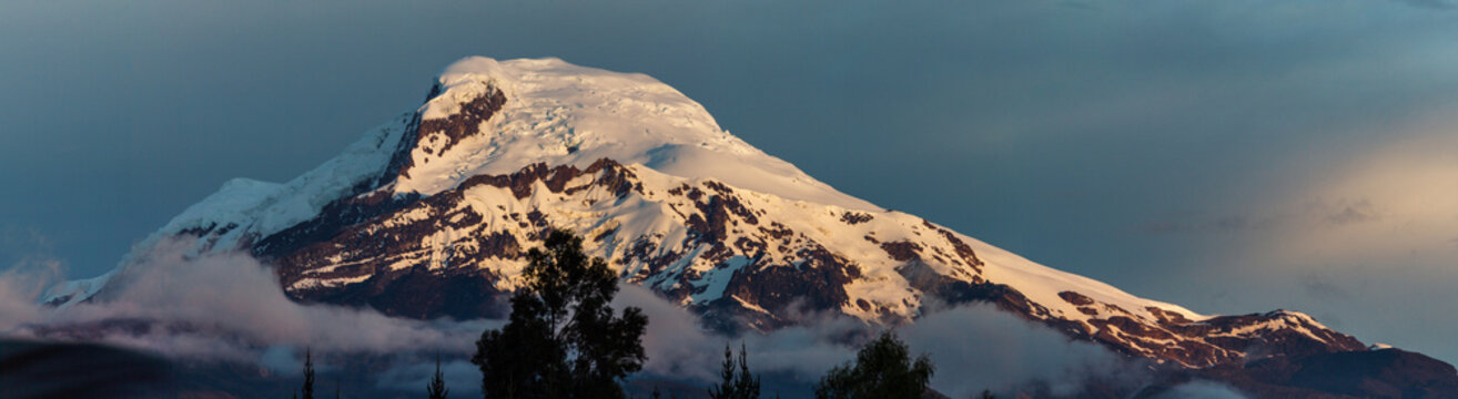 Panorámica volcán Cayambe 5790 m snm Ecuador 