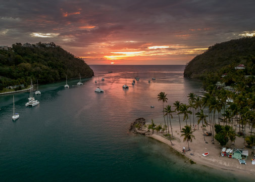 Vue aérienne d'un couché de soleil, sur Marigot Bay, à Sainte Lucie