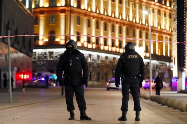 Shooting near Russian secret police headquarters leaves at least 3 people dead