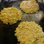 Okonomiyaki Tsuru Chan - キャベツたっぷり、軽い生地が焼かれます