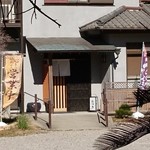 むつき - お店の入口。ご自宅を改装したみたいですね。