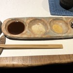 創作串揚げ つもり - 左から酢醤油、ソース、塩、カレー塩、レモン