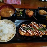 Izakaya Sacchan - 日替りランチ。とんぺい焼き。500円。ライス大盛は+100円。私的には大盛は必須だから、実質600円ですか(^^;