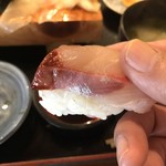 Nobukuni Zushi - 鰤 
                        シャリが大きめ