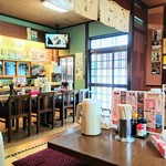 Atami Shokudo - 店内は一人用の大きなテーブルと小上がり