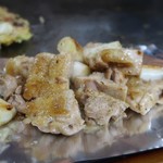 お好み焼きやさん 竹馬 - 鶏のモモ肉と葱の焼き物！
            シンプルに塩と山椒、美味しいっす(*´艸`*)