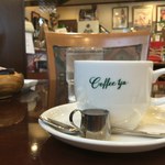 Coffee Ya - カップには店名のロゴ