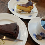 Shun no Coffee Taku - 生チョコみたいなガトーショコラ300円、チーズみたいなチーズケーキ300円、コーヒー（ブラジル・深煎り）450円