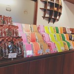 Okayama Korakuen Fukuda Chaya - 店内 色々な種類のお茶が販売されている