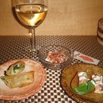 Chitose Winery - 【バルメニュー】カツオ醤油でいただくチーズ1種、アボガドの生ハム巻き、チーズ春巻