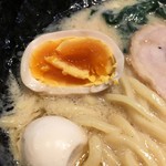 壱角家 - カジった味玉とウズラの玉子。