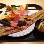 Nidaime Noguchi Sengyo Ten Kinshicho Parco Ten - 15種大漁丼(1550円・外税)とカニ入り魚縮魚汁(220円・外税)