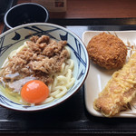 丸亀製麺 - 牛すき釜玉うどん メンチカツ ちくわ天