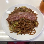 Yakisoba Akatsukiya - 焼きそば並にベーコントッピング