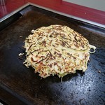 お好み焼 風月 - ひっくり返して焼き上げ