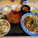 お好み焼 たち花 - 焼きそば定食500円。定食の副菜が凄い！