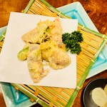 Izakaya Akatonbo - 生ハムとアボカドの天ぷらはサクとろの触感がたまらない！お酒に合います♪