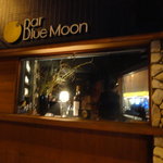 Blue Moon - お店の外観です。ガラス窓から店内が見えます。