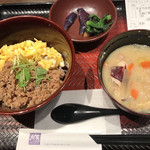 大戸屋 - 鶏と玉子の二色そぼろ丼と豚汁セット 
            五穀ご飯少なめ 870円