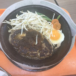 ペッパーランチ - 100%ビーフハンバーグ目玉焼付  
                       玉ねぎソース投入。