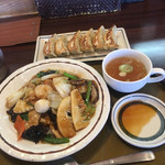 Sanpou Tei Nagaoka Shibikkukoa Ten - ミニ中華飯と半額餃子 782円