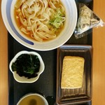 Dondon An Ogaki Kita Ten - きしめん並·揚げ·わかめ·高菜おにぎり。560円。