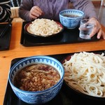 Udon Sono - 手前が僕の肉汁うどん中750円、奥が母親の鴨汁うどん並み800円です！