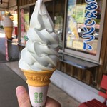 産直ぶりこ - さるなしソフト　店の前にて