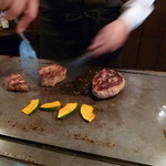 Steak House Moshato - 目の前の鉄板で焼いてくれます♪