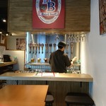 Kichijoji Taproom - めっちゃ話しやすい店員さんだから、シャイなまぃまぃでも気軽にお一人様で来れそうな雰囲気♪