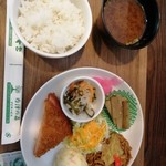 喫茶サロン まるすぎ - 日替プレートランチ600円。ご飯と味噌汁はお代わり出来ます。