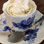 ロワイヤル - ダッチコーヒーに生クリームの載った。ウインナーコーヒー。