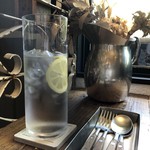 喫茶 みちくさ - ウォータカラフェと店内