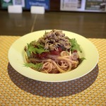 VinoPiazza - タイトルは分かりませんが、トマトの冷製パスタに牛肉が乗っかってる！