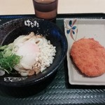 Hanamaru Udon Kochi Inter Hinode Ten - 温玉ぶっかけうどん冷とコロッケ