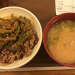 すき家 - ニンニクの芽牛丼 中盛、とん汁