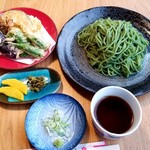 Meijin no Yu - もりそば+野菜天ぷら盛り合わせ(そばは抹茶とアセロラが入っているので緑色)