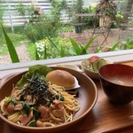 Rose Cafe 風のガーデン - 景色を見ながらのランチ