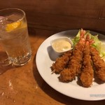 クックハウス　ティーフォン - ハイボールと美味しい海老フライ。海老もさることながら、衣まで美味しい。海老フライ/￥840だったかな?